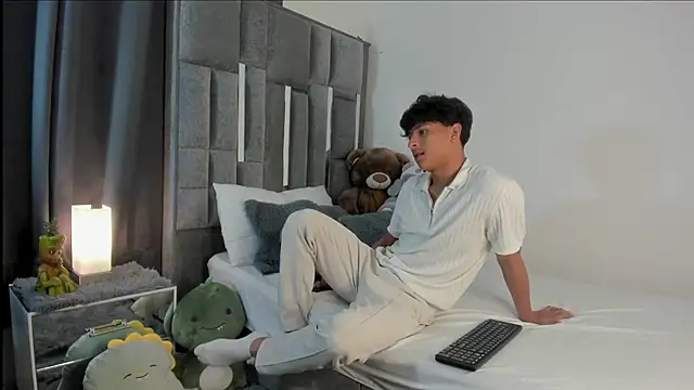 Snapshot of All3ssandr0 chatting on October 9, 2025, 2:34 am All3ssandr0 online show from October 9, 2025, 2:34 am