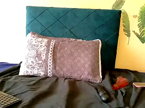 chloechrome online show from September 20, 2025, 1:27 pm