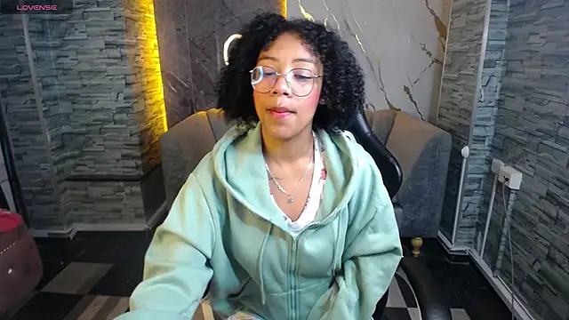 Snapshot of Violeth_b chatting on October 9, 2025, 12:49 pm Violeth b online show from October 9, 2025, 12:49 pm