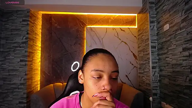 Snapshot of Violeth_b chatting on October 11, 2025, 12:39 pm Violeth b online show from October 11, 2025, 12:39 pm