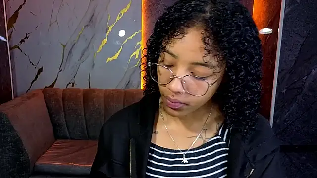 Snapshot of Violeth_b chatting on October 27, 2025, 12:50 pm Violeth b online show from October 27, 2025, 12:50 pm