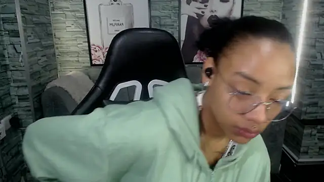 Snapshot of Violeth_b chatting on September 27, 2025, 12:44 pm Violeth b online show from September 27, 2025, 12:44 pm