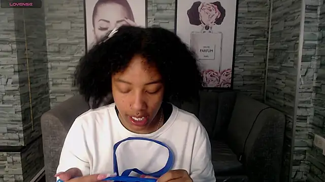 Snapshot of Violeth_b chatting on October 3, 2025, 12:50 pm Violeth b online show from October 3, 2025, 12:50 pm