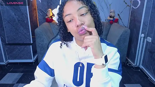 Snapshot of Violeth_b chatting on June 25, 2026, 1:05 pm Violeth b online show from June 25, 2026, 1:05 pm
