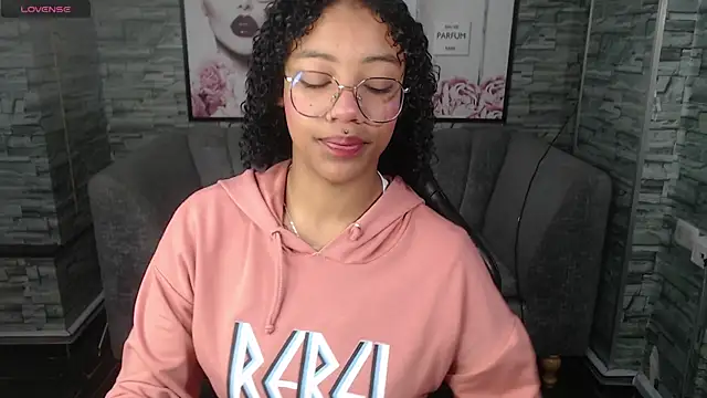 Snapshot of Violeth_b chatting on October 6, 2025, 12:50 pm Violeth b online show from October 6, 2025, 12:50 pm