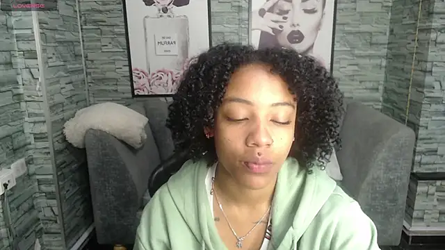 Snapshot of Violeth_b chatting on September 23, 2025, 12:45 pm Violeth b online show from September 23, 2025, 12:45 pm