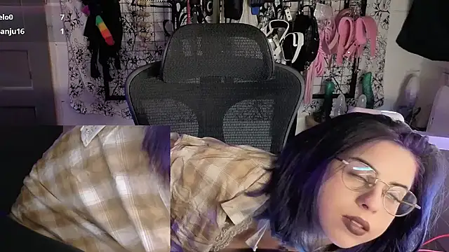 Snapshot of LisandreLaVenale chatting on May 17, 2026, 9:37 pm LisandreLaVenale online show from May 17, 2026, 9:37 pm