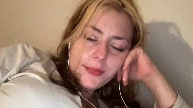 Snapshot of SkarlettRose96 chatting on October 15, 2025, 4:11 am SkarlettRose96 online show from October 15, 2025, 4:11 am