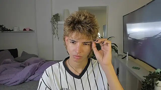 santy-kitty online show from October 28, 2025, 1:17 am