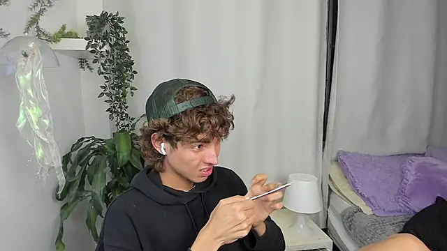 santy-kitty online show from December 18, 2025, 3:55 am