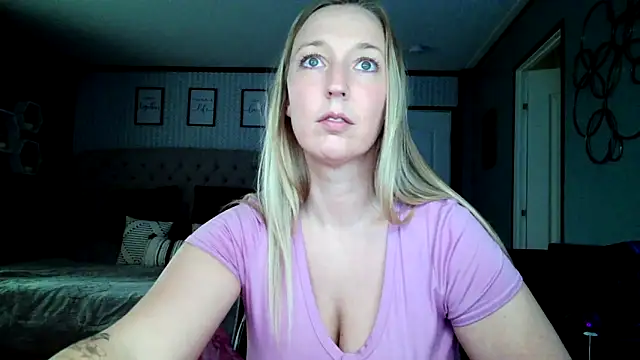 lucyallen4201 online show from December 9, 2024, 8:12 pm