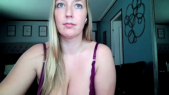 lucyallen4201 online show from January 23, 2025, 7:07 pm