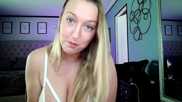 lucyallen4201 online show from February 19, 2025, 5:49 pm