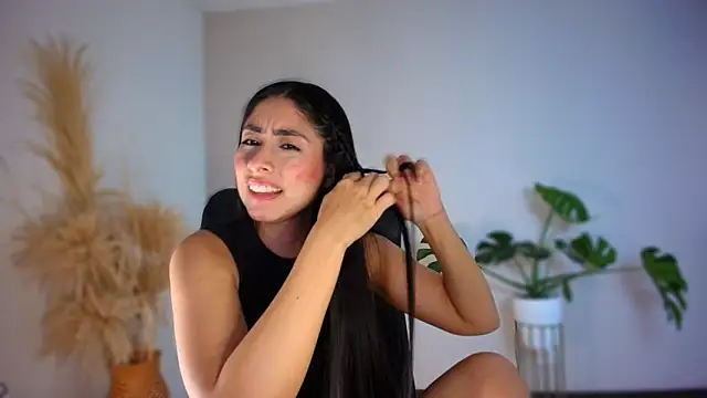 auroracaruso11 online show from April 16, 2026, 7:47 pm