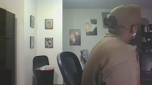 Snapshot of Stayinalive1992 chatting on October 14, 2025, 2:12 am Stayinalive1992 online show from October 14, 2025, 2:12 am