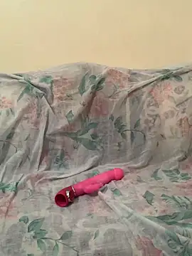 Layla-daloua online show from October 5, 2025, 5:25 pm