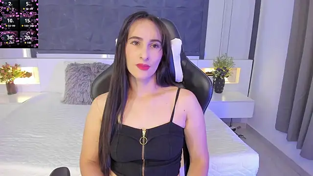 SaraGomez1 online show from December 14, 2025, 1:49 pm