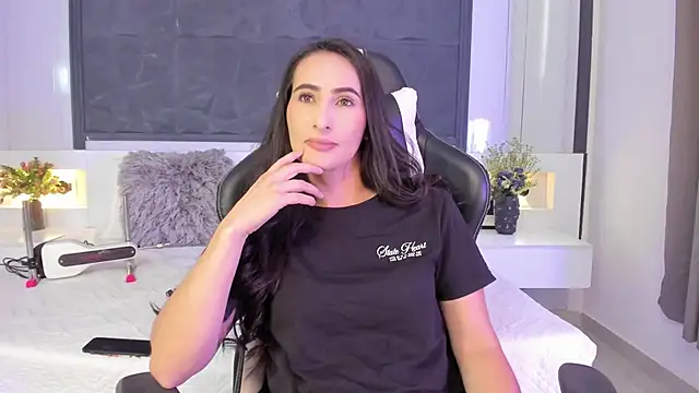 SaraGomez1 online show from September 23, 2025, 3:41 pm