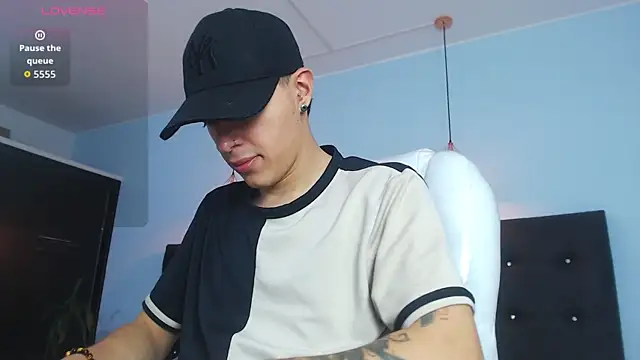 Snapshot of Lobo_17_ chatting on October 17, 2025, 3:43 am Lobo 17  online show from October 17, 2025, 3:43 am