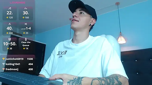 Snapshot of Lobo_17_ chatting on October 18, 2025, 3:41 am Lobo 17  online show from October 18, 2025, 3:41 am