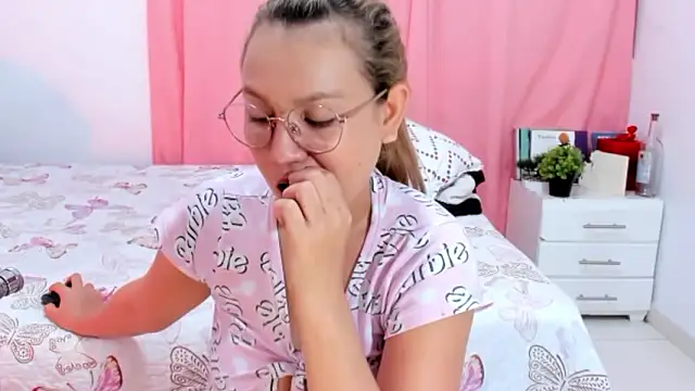 Snapshot of Annaraquel_ chatting on February 2, 2026, 9:47 pm Annaraquel online show from February 2, 2026, 9:47 pm