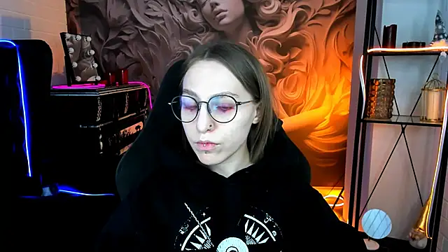 AphexQueen online show from February 3, 2025, 1:08 pm