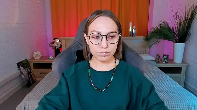 AphexQueen online show from February 6, 2025, 1:21 pm
