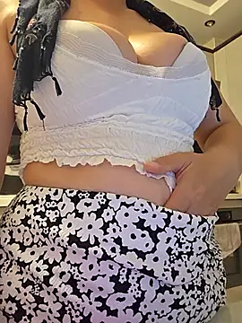 Snapshot of Erotica333 chatting on July 4, 2026, 11:42 pm Erotica333 online show from July 4, 2026, 11:42 pm