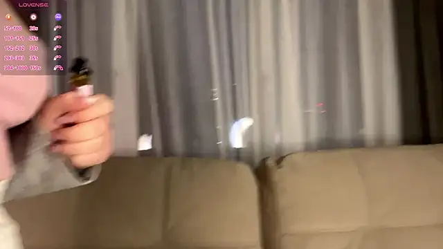 LindaFarmer online show from December 21, 2025, 3:41 am