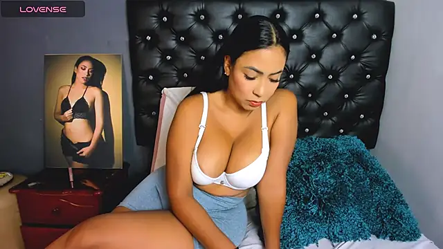 catalinamuss  online show from May 12, 2026, 5:52 pm