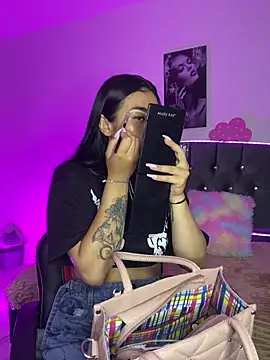 Snapshot of emily_22x chatting on October 10, 2025, 9:26 pm emily 22x online show from October 10, 2025, 9:26 pm