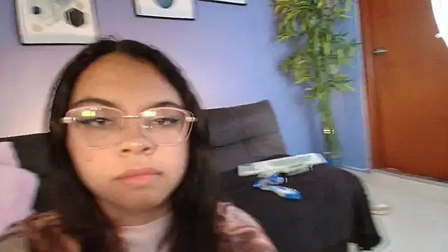 Snapshot of miaa_lux chatting on October 21, 2025, 7:24 pm miaa lux online show from October 21, 2025, 7:24 pm