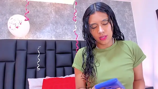 laura smith33 online show from February 19, 2025, 2:01 pm