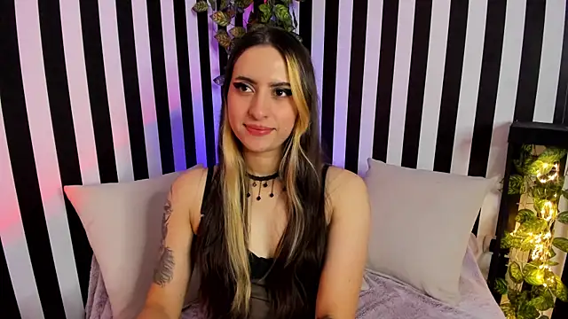 Snapshot of liz_goth chatting on October 17, 2025, 2:19 pm liz goth online show from October 17, 2025, 2:19 pm