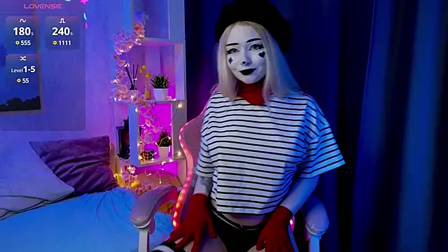 Snapshot of ElswythCovil chatting on February 6, 2025, 4:10 am ElswythCovil online show from February 6, 2025, 4:10 am