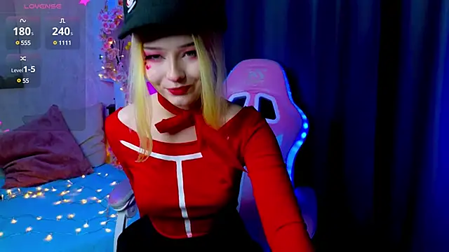 Snapshot of ElswythCovil chatting on February 14, 2025, 4:15 am ElswythCovil online show from February 14, 2025, 4:15 am