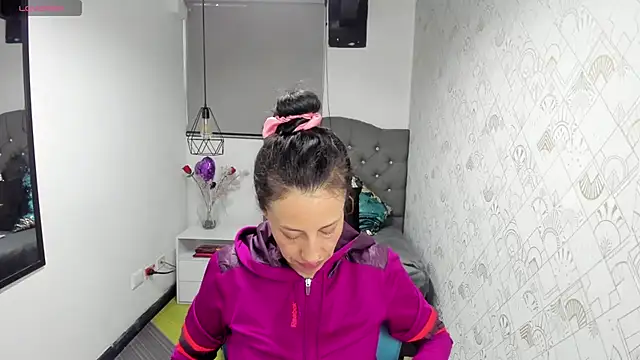 Abrillee1 online show from March 21, 2025, 11:44 am