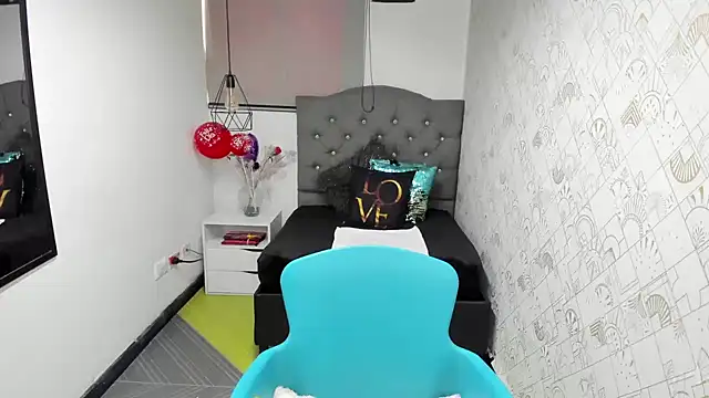 Abrillee1 online show from March 14, 2025, 2:52 pm