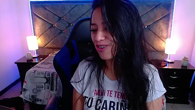 Julietacollins06 online show from November 19, 2025, 1:11 pm