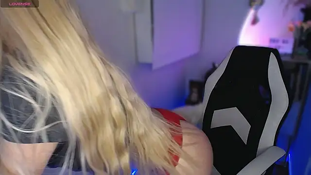 Snapshot of channel_blonde_a chatting on October 15, 2025, 5:06 am channel blonde a online show from October 15, 2025, 5:06 am