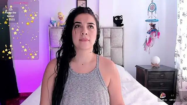 brianaGuzman online show from November 18, 2025, 6:22 pm