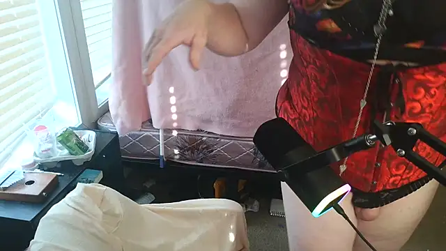 Snapshot of EmberLee chatting on October 5, 2025, 8:54 pm EmberLee online show from October 5, 2025, 8:54 pm