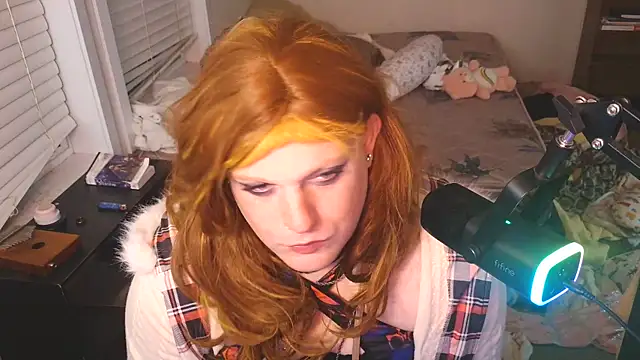 Snapshot of EmberLee chatting on October 4, 2025, 7:10 am EmberLee online show from October 4, 2025, 7:10 am