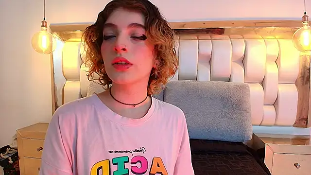 Snapshot of EvaHalsey chatting on September 23, 2025, 7:43 pm EvaHalsey online show from September 23, 2025, 7:43 pm