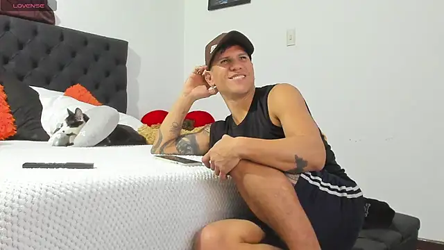 nakedfoam1 online show from April 4, 2026, 1:01 am