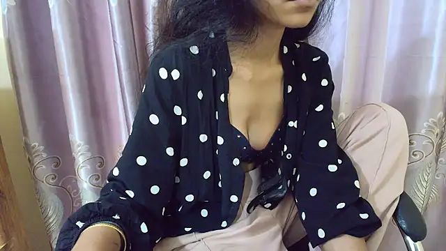 Snapshot of Srabontii chatting on October 14, 2025, 12:00 am Srabontii online show from October 14, 2025, 12:00 am