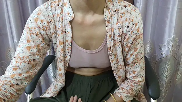 Snapshot of Srabontii chatting on October 29, 2025, 3:11 pm Srabontii online show from October 29, 2025, 3:11 pm