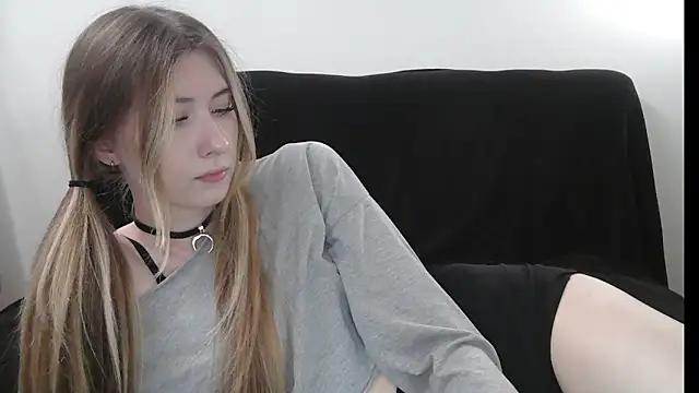 ErikaShyy online show from June 1, 2026, 10:37 am