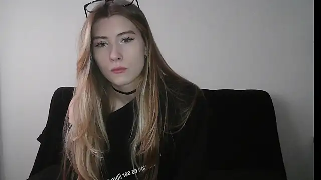 Snapshot of ErikaShyy chatting on October 21, 2025, 10:47 am ErikaShyy online show from October 21, 2025, 10:47 am