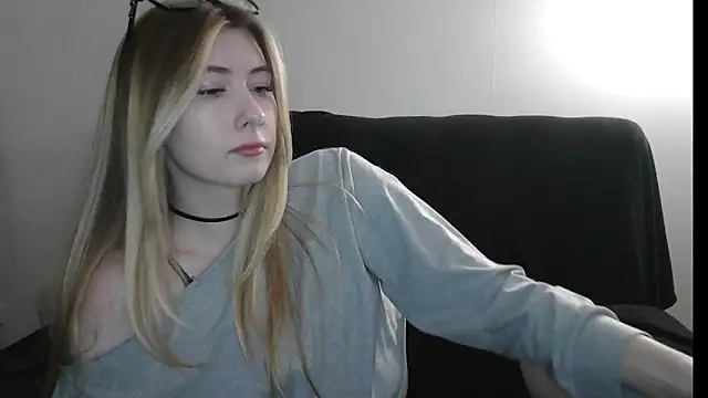 ErikaShyy online show from March 3, 2026, 1:51 pm